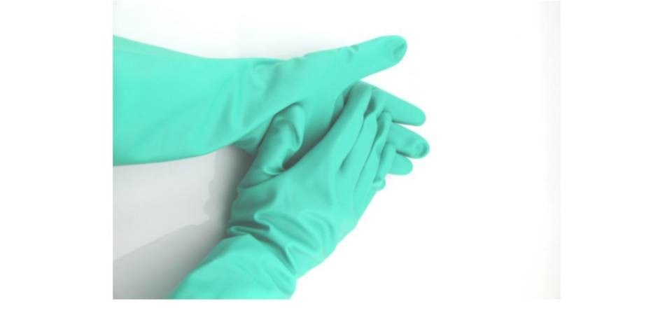Beidhändig verwendbarer grüner Nitrilhandschuh ohne Perlenmanschette in den Farben Grün, Blau und Weiß, der Schutz für verschiedene Branchen bietet